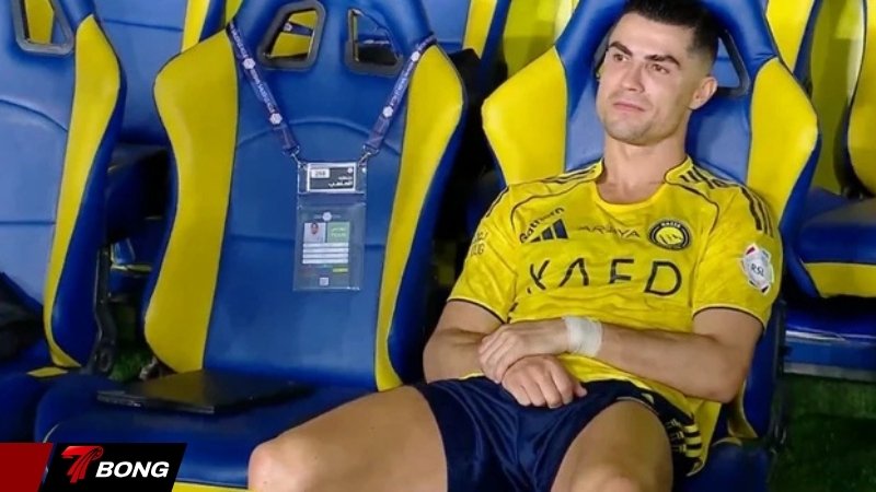 Ronaldo chết lặng trên ghế dự bị